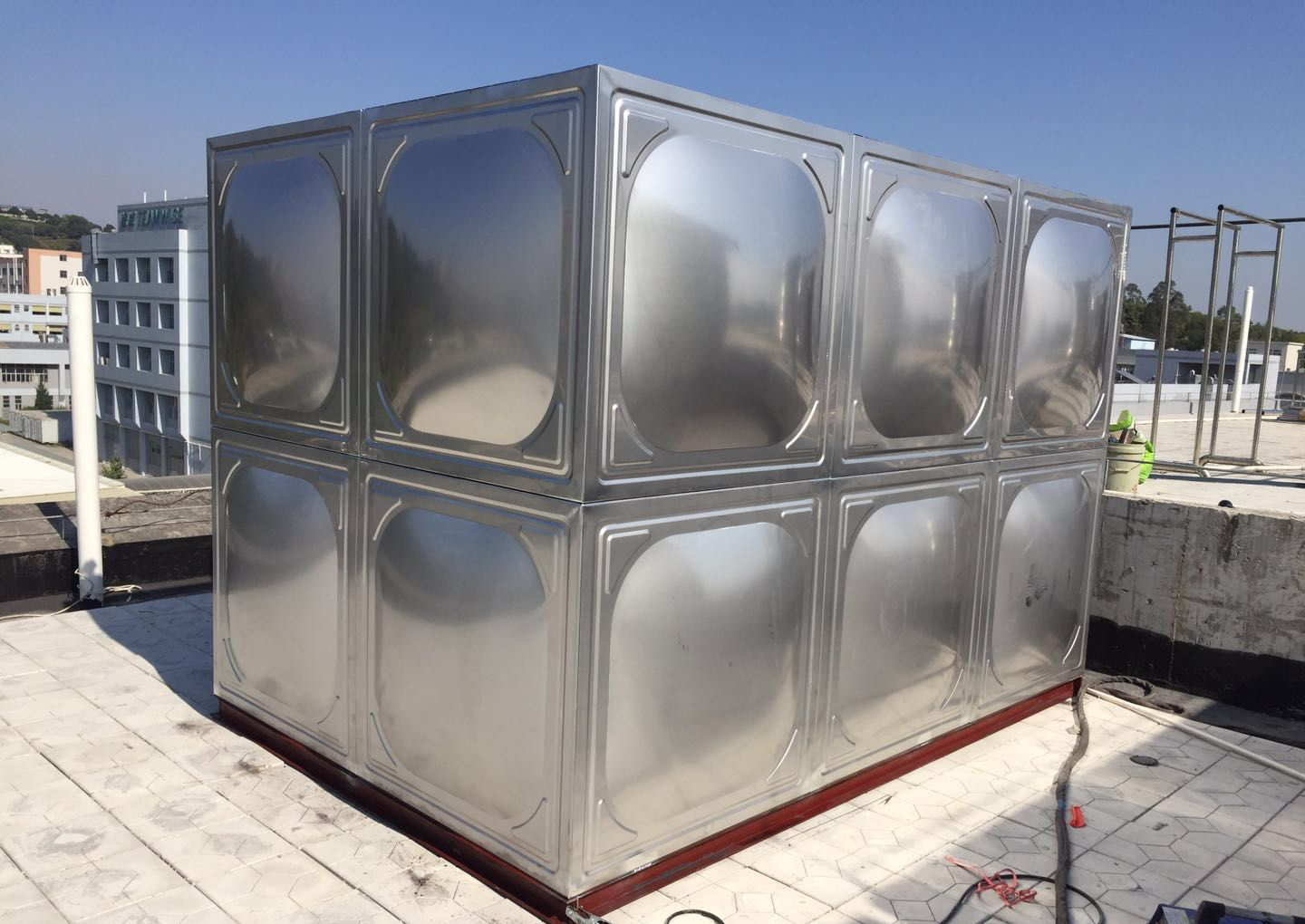 為什么304不銹鋼水箱的價(jià)格會這么貴？